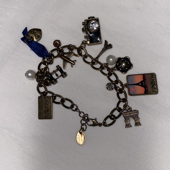 Beautiful Paris themed charm bracelet. Bronze tones with 14 charms - Picture 2 of 4